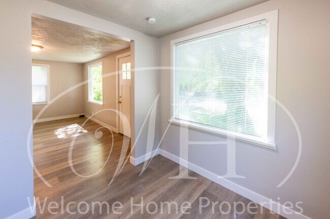 Building Photo - Great One Bedroom Home in a Natural Setting