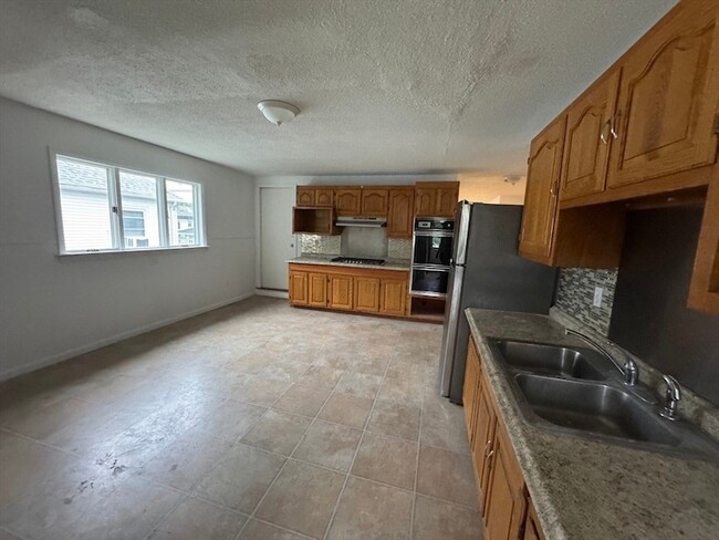 Building Photo - 33-35 Hitchcock Street Unit 2