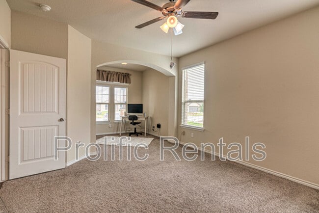 Building Photo - 5300 Primavera Ln