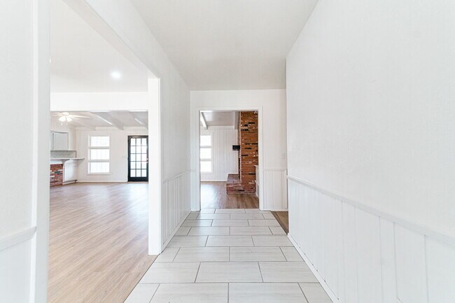 Building Photo - Spacious 3/2 with 2 Living Areas!