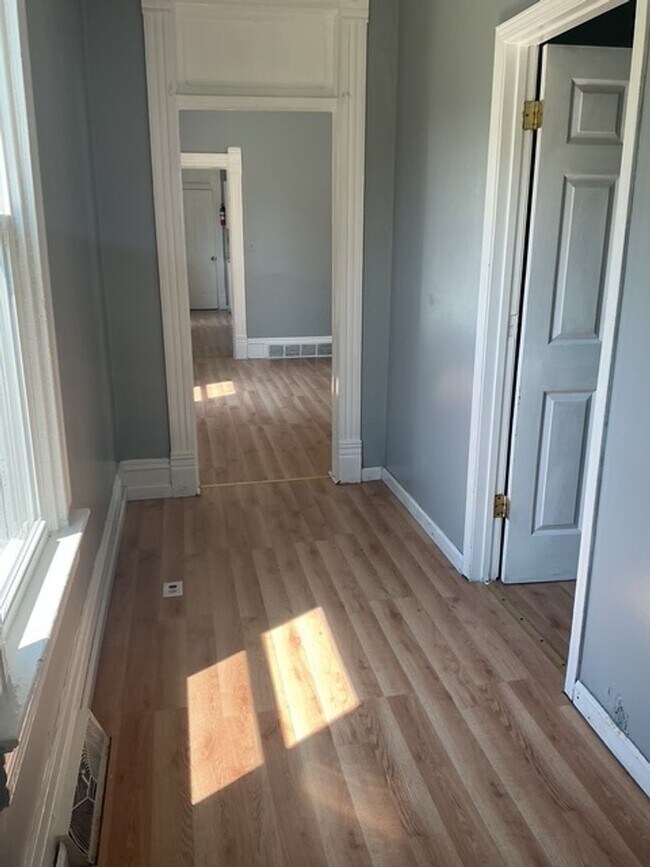 Building Photo - 3 Bedroom / 1 Bathroom House in Peoria