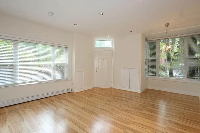 Building Photo - Wonderful Two Bed + Den West End Abode! Parking Available!
