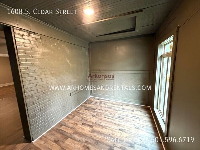 Building Photo - 1608 S Cedar St