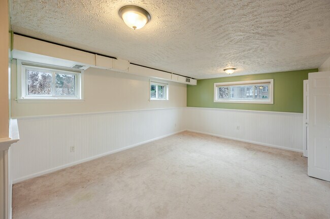 Building Photo - 5806 Flanders St