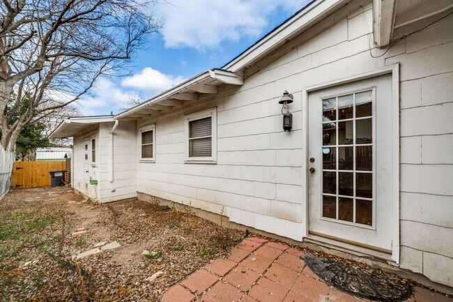 Building Photo - BEAUTIFUL MID-CENTURY HOME IN DELLVIEW