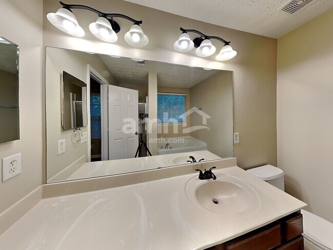 Building Photo - 354 Meadows Ln