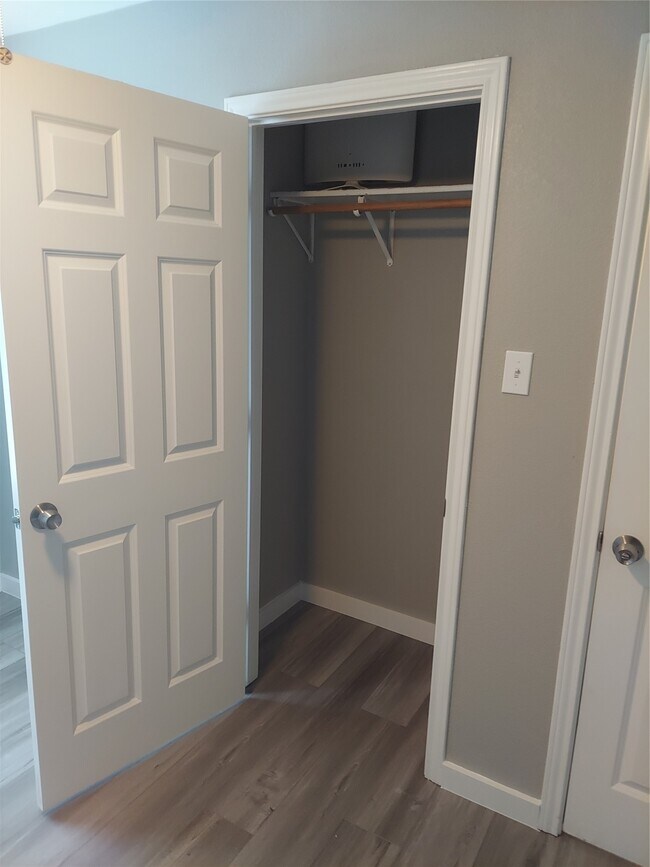 Building Photo - 933 Valentine Ave