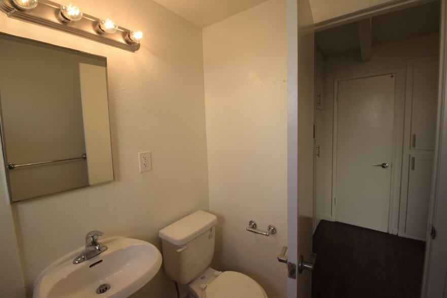 Building Photo - 6125 Whitsett Ave
