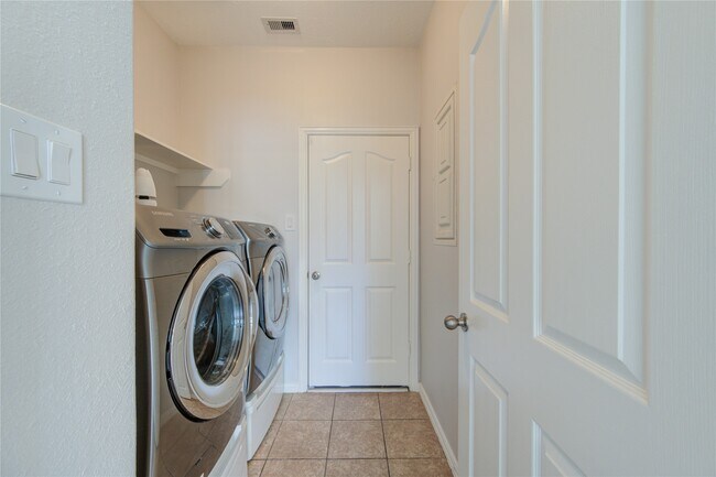 Building Photo - 24615 Lakecrest Bend Dr
