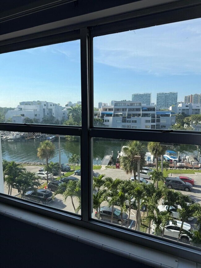 Building Photo - 400 Kings Point Dr