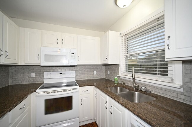 Building Photo - Cute 3-bedroom, 1 bath home with basement!