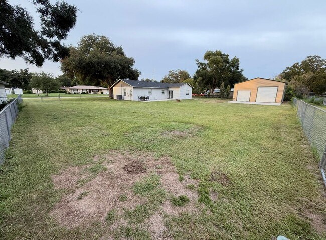 Building Photo - 3 bedroom home for rent on 1/2 acre!