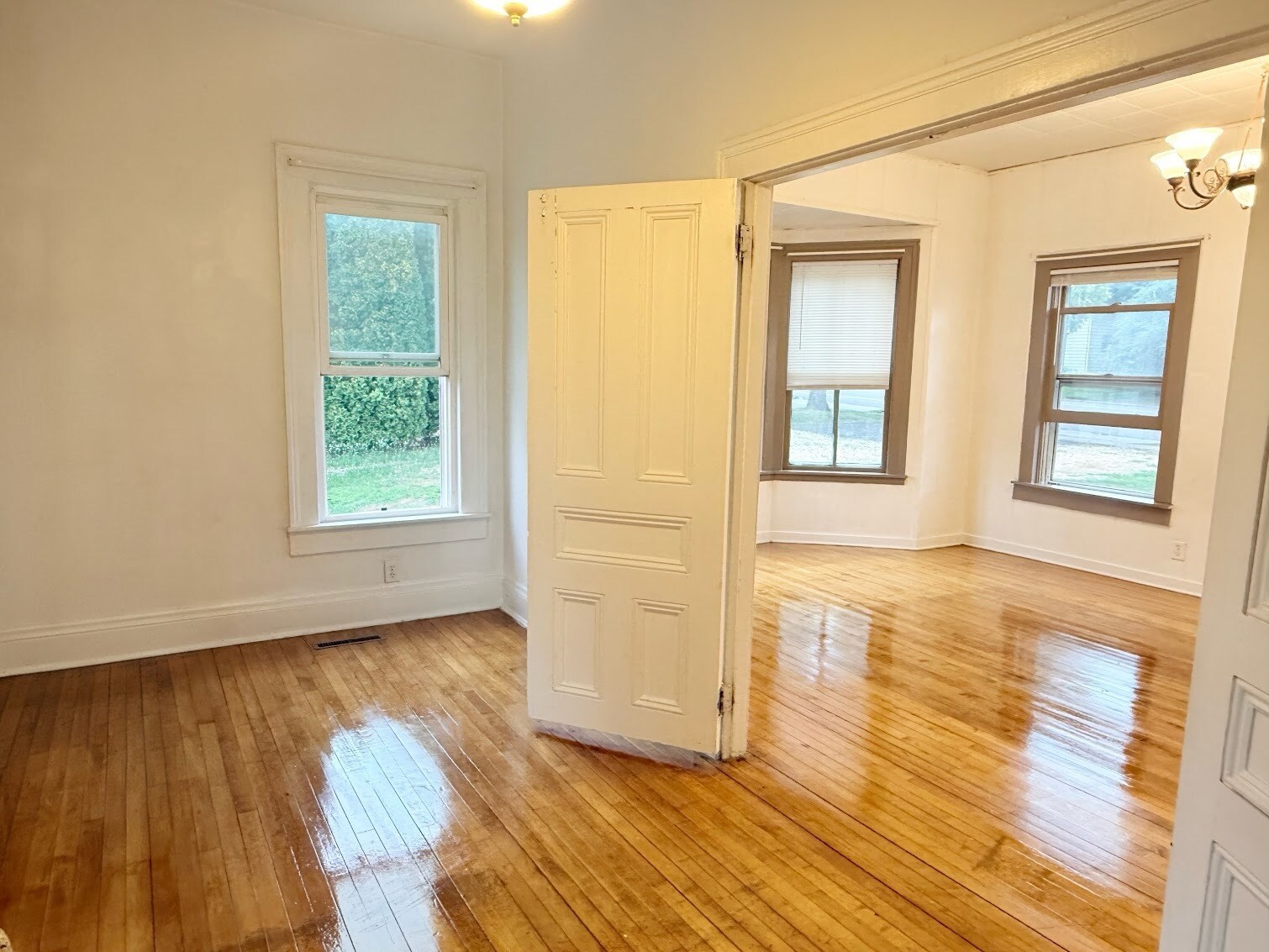 Building Photo - 414 2nd St W