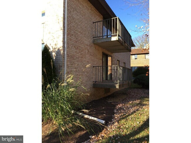 Building Photo - 842A Putnam Blvd