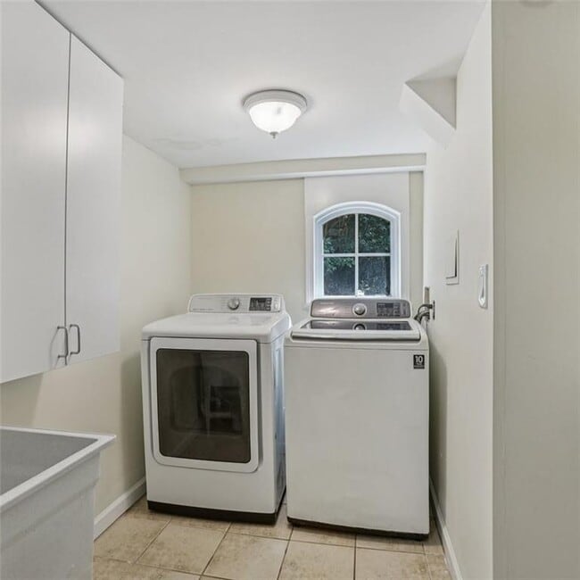 Building Photo - 3859 Peachtree Dunwoody Rd