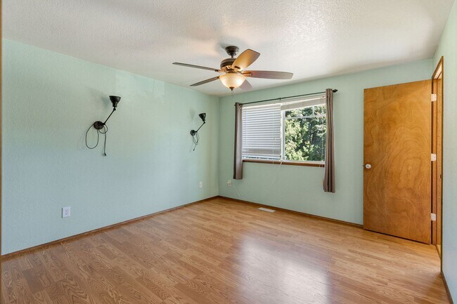 Building Photo - Huge fully fenced dog yard! RV/Boat extra parking! 4 bdrm 2.25 bath. Minutes to I-5, Everett Mall...