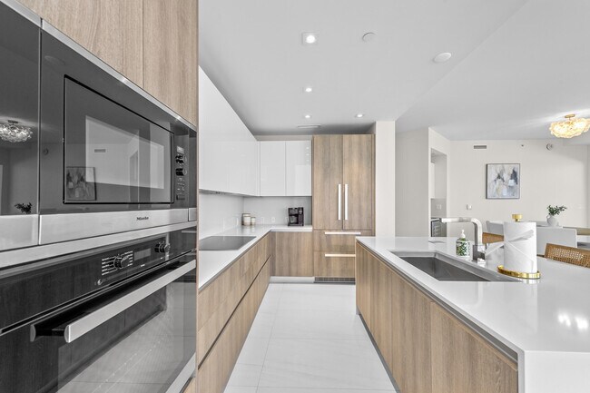 Building Photo - 3100 N Ocean Dr