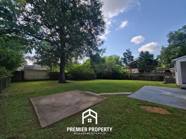 Building Photo - Charming 3BR/1.5BA in West Huntsville | Hardwood Floors Throughout & Fenced Yard