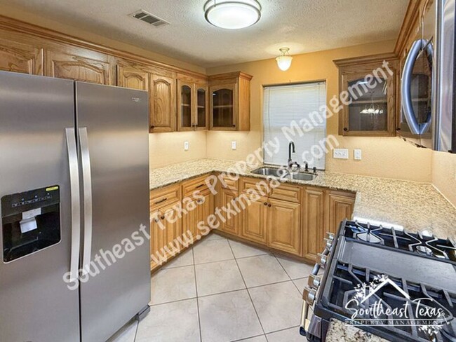 Building Photo - 7425 Wooded Creek Dr
