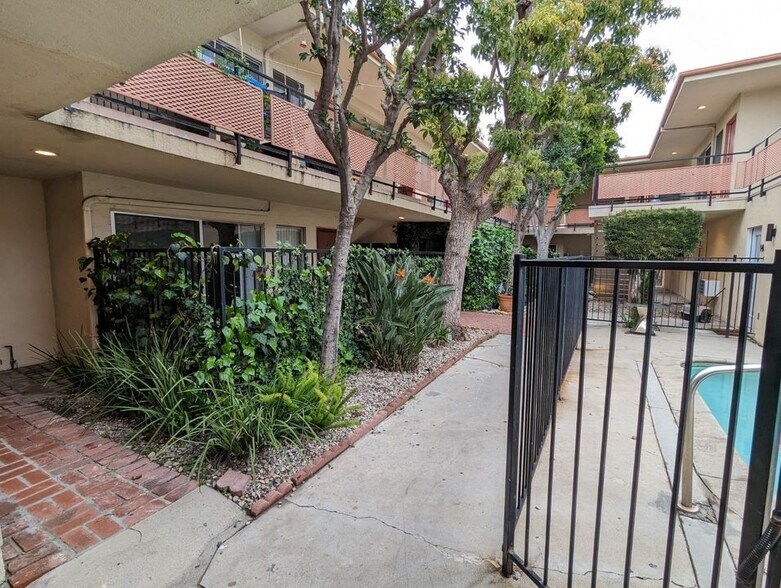 Building Photo - 6136 Fulton Ave