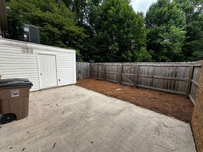 Building Photo - Available to View on 8/29! Luxurious Town ...