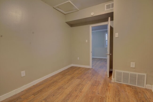 Building Photo - 4 bed, 2 bath home