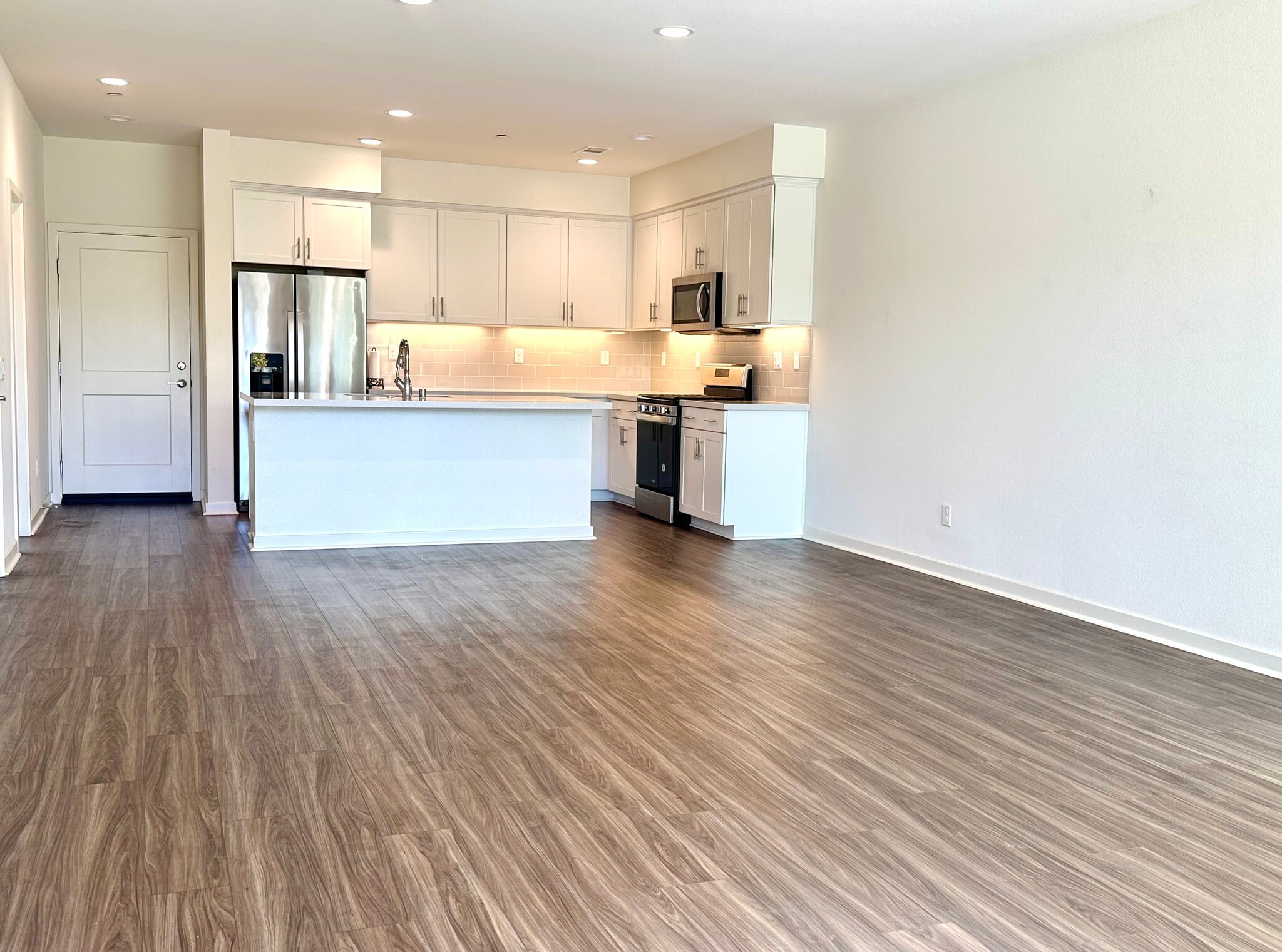 Building Photo - 300 Farmhouse Dr