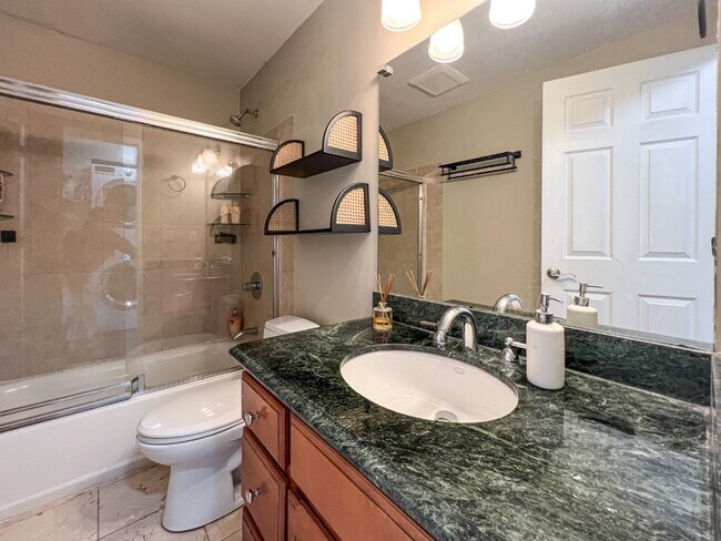 Building Photo - 2Bd/1.75Ba Seattle Condo