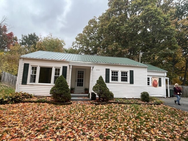 Building Photo - 306 Forest Hills Dr