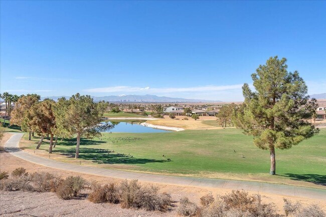 Building Photo - 4-Bedroom Tuscany Townhome with Strip & Golf Course Views