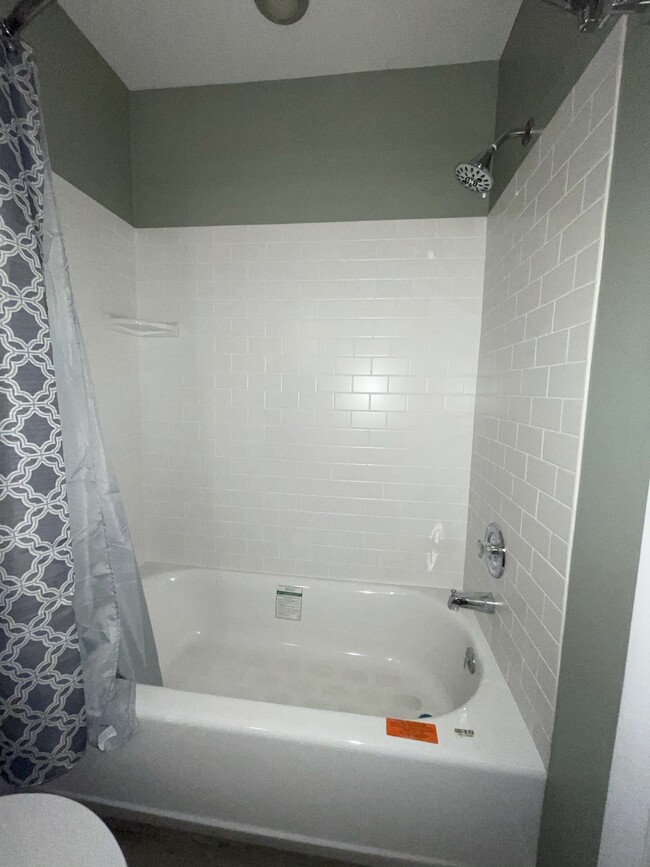 All new Shower/Tub - 115 Beechnut St