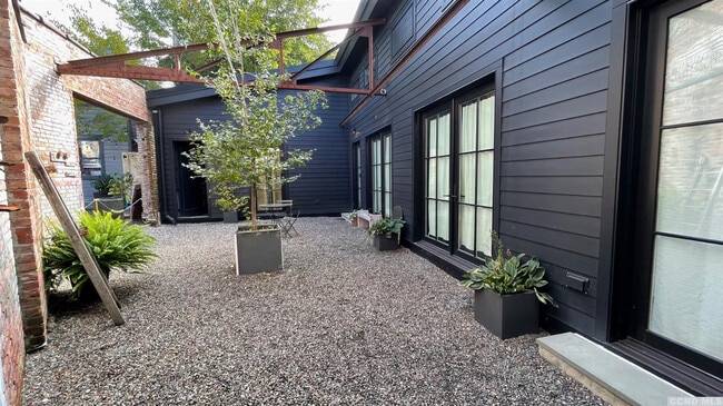 Building Photo - 747 1/2 Columbia St