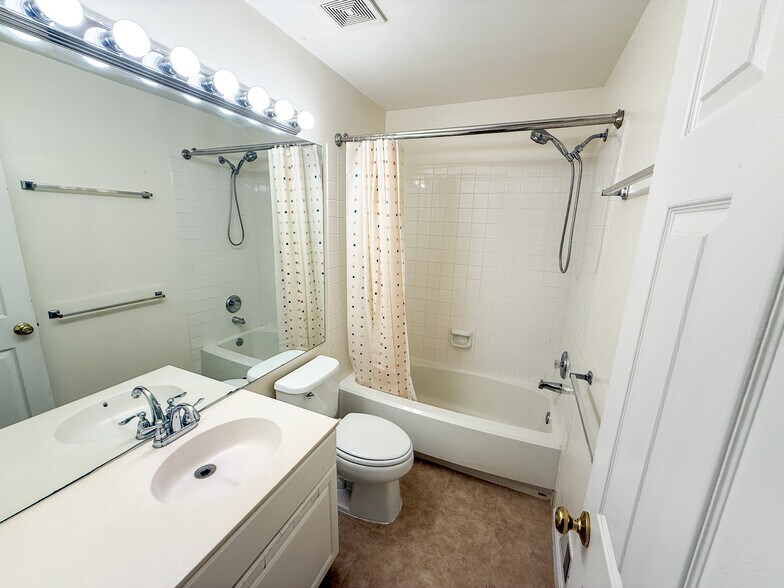Second bathroom - 47612 Watkins Island Square