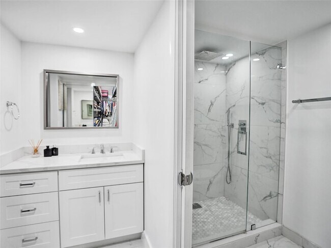 Building Photo - 6073 Balboa Cir