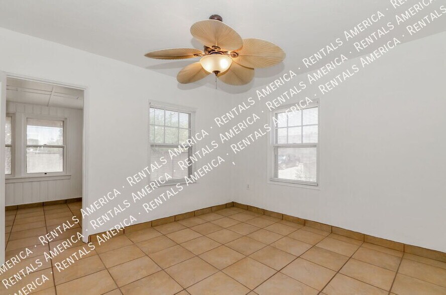 Building Photo - 1119 E Silver St