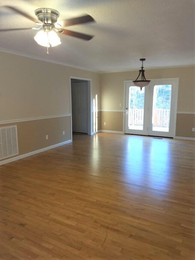 Building Photo - 98 Russell Ln