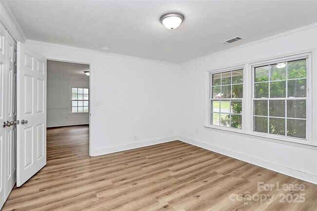 Building Photo - 613 N Rhyne St