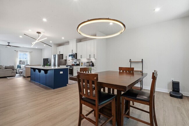 Building Photo - BEAUTIFUL TOWNHOME IN A GREAT AMENTIES!