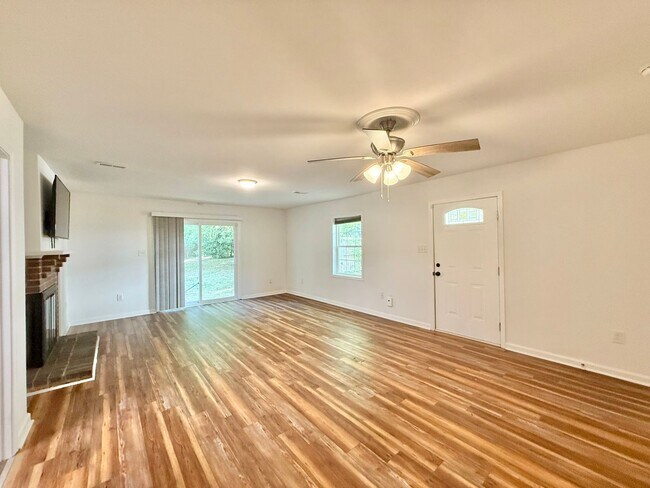 Building Photo - **OFFERING REFUNDABLE APPLICATION FEES & $150 MOVE IN PROMOTION** Newly Remodeled 3BD, 2BA Raleig...