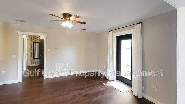 Building Photo - 904 17th Ave W