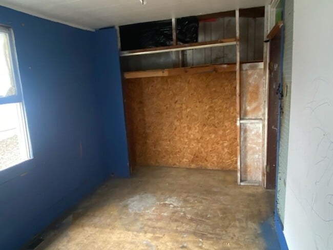 Building Photo - Now Available!! Fixer Upper! - $290 Month / $500 Down