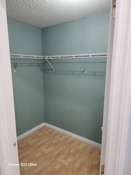 Walking closet - 202 Bramley Ct