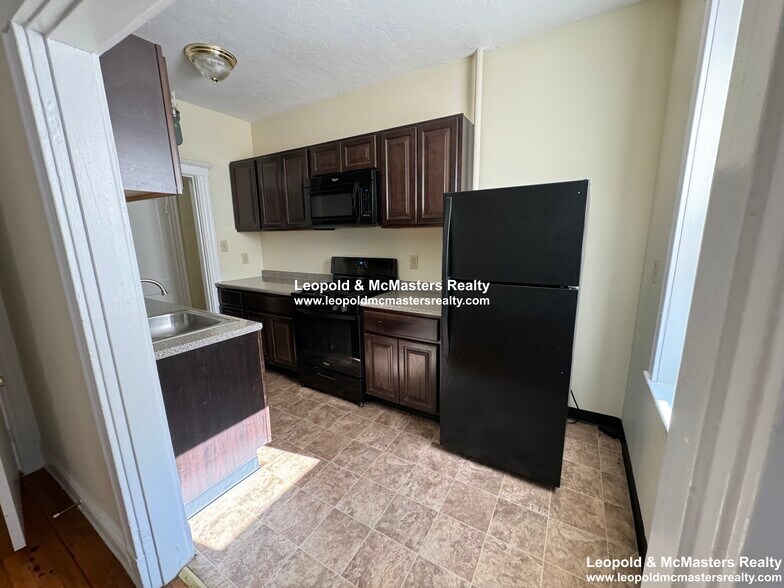 Building Photo - 16 Glenville Ave