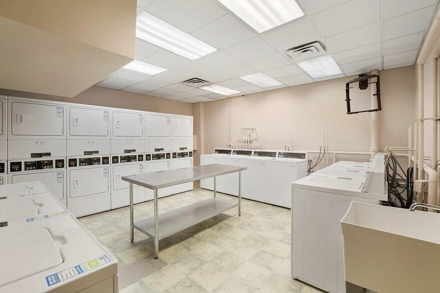 Building Photo - 33 W Delaware Pl