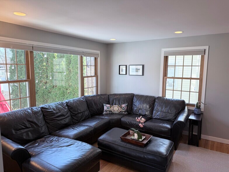 Building Photo - 821 Minakwa Dr