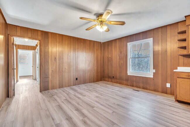 Building Photo - Well maintained 3 bedroom, 1 bath single family home with yard, carport and storage shed on quiet...