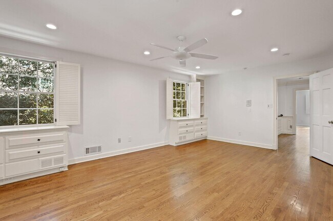 Building Photo - 4925 Weaver Terrace NW