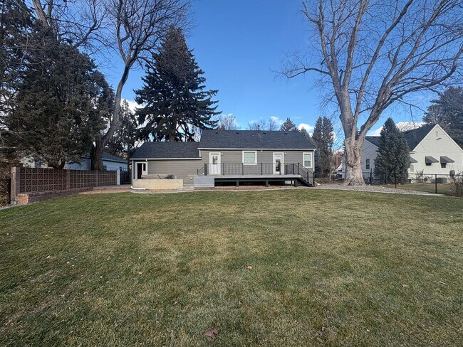 Building Photo - 4-bedroom, 2.5-bath home located on Poly.