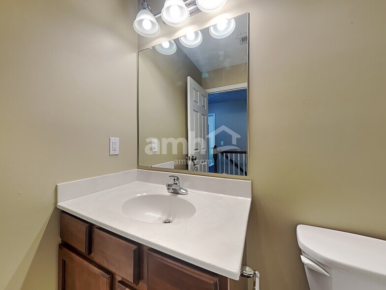 Building Photo - 5263 Summerset Dr