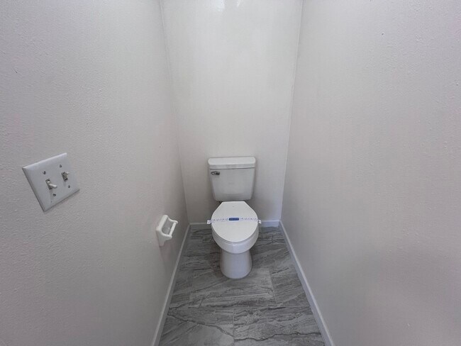 Building Photo - PRICE REDUCED FOR A QUICK MOVE IN!!  Beaut...